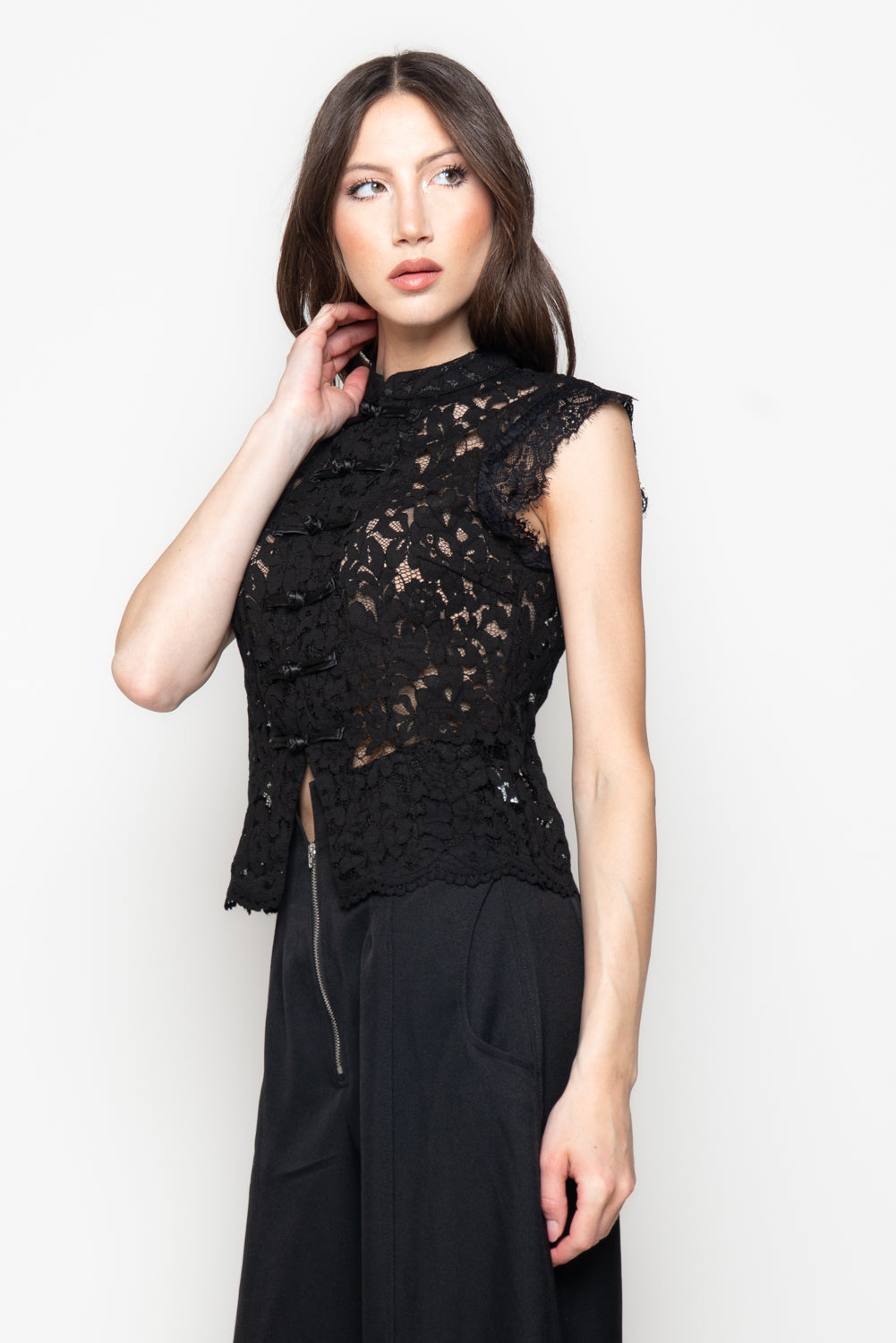 Top in Pizzo con Chiusure Decorative