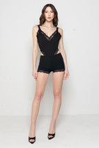 Shorts Aderenti con Dettagli in Pizzo