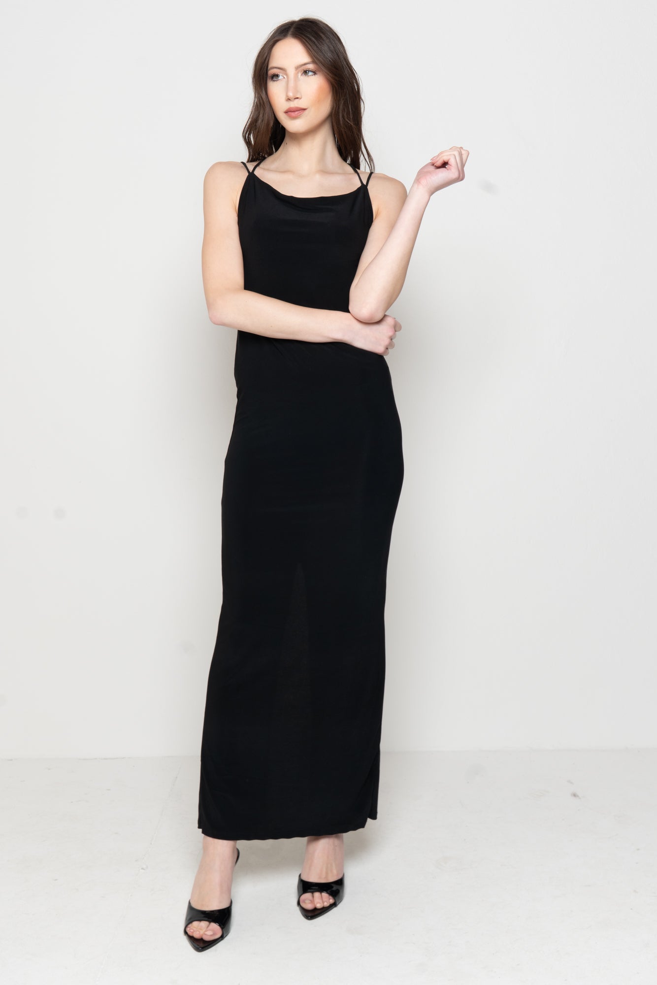 Abito Lungo Minimal con Schiena Geometrica e Spacco Laterale