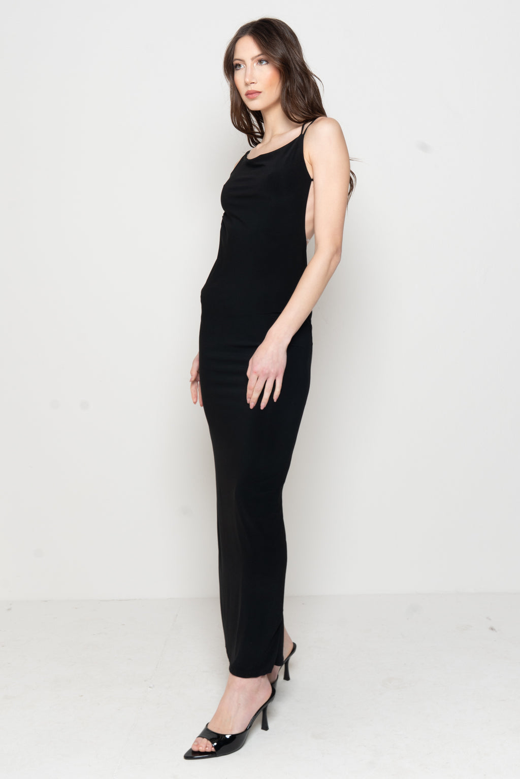 Abito Lungo Minimal con Schiena Geometrica e Spacco Laterale