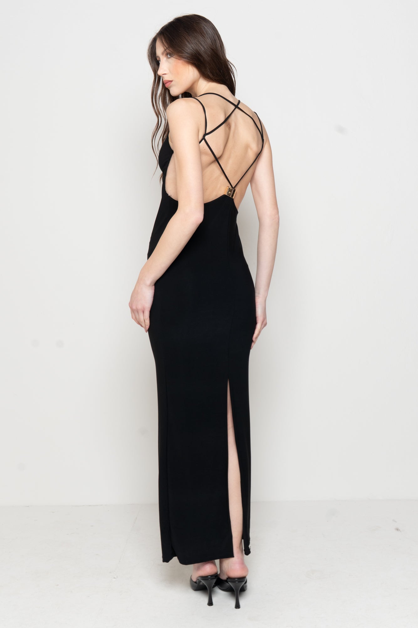 Abito Lungo Minimal con Schiena Geometrica e Spacco Laterale