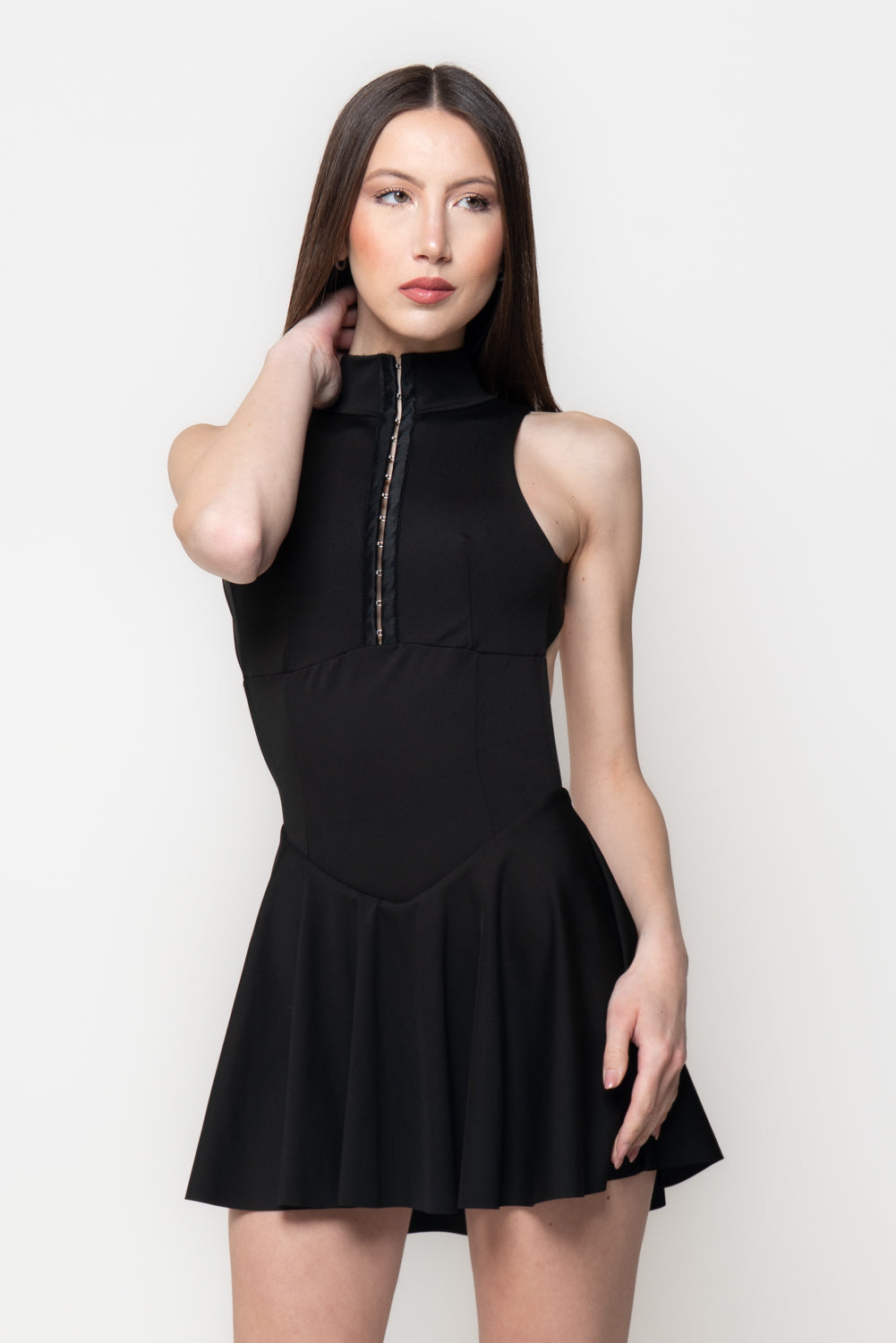 Abito Mini Nero Halter con Collo Alto e Schiena Scoperta Immagine principale del prodotto