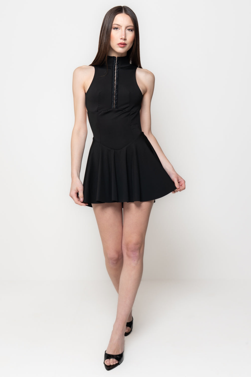 Abito Mini Nero Halter con Collo Alto e Schiena Scoperta