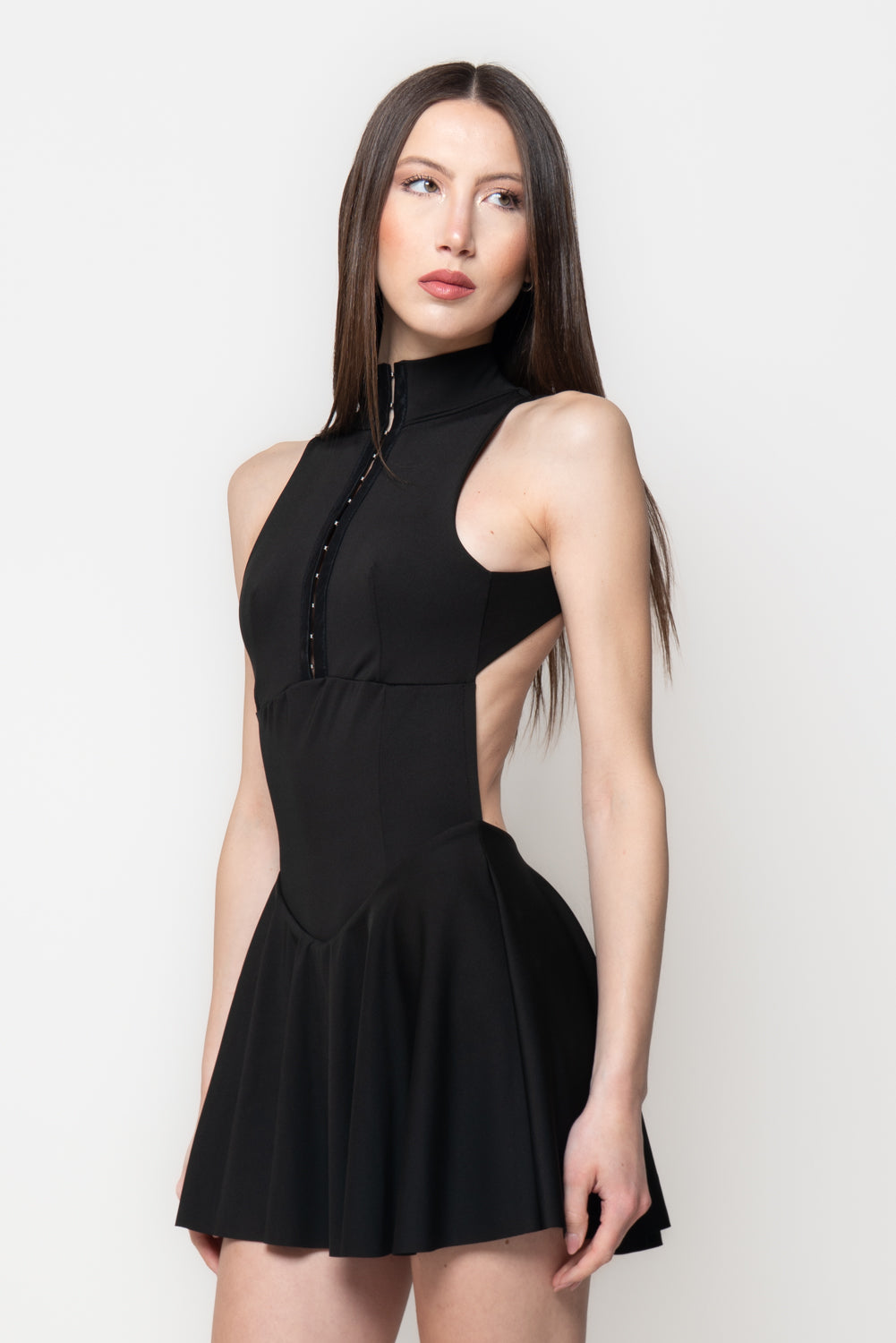 Abito Mini Nero Halter con Collo Alto e Schiena Scoperta