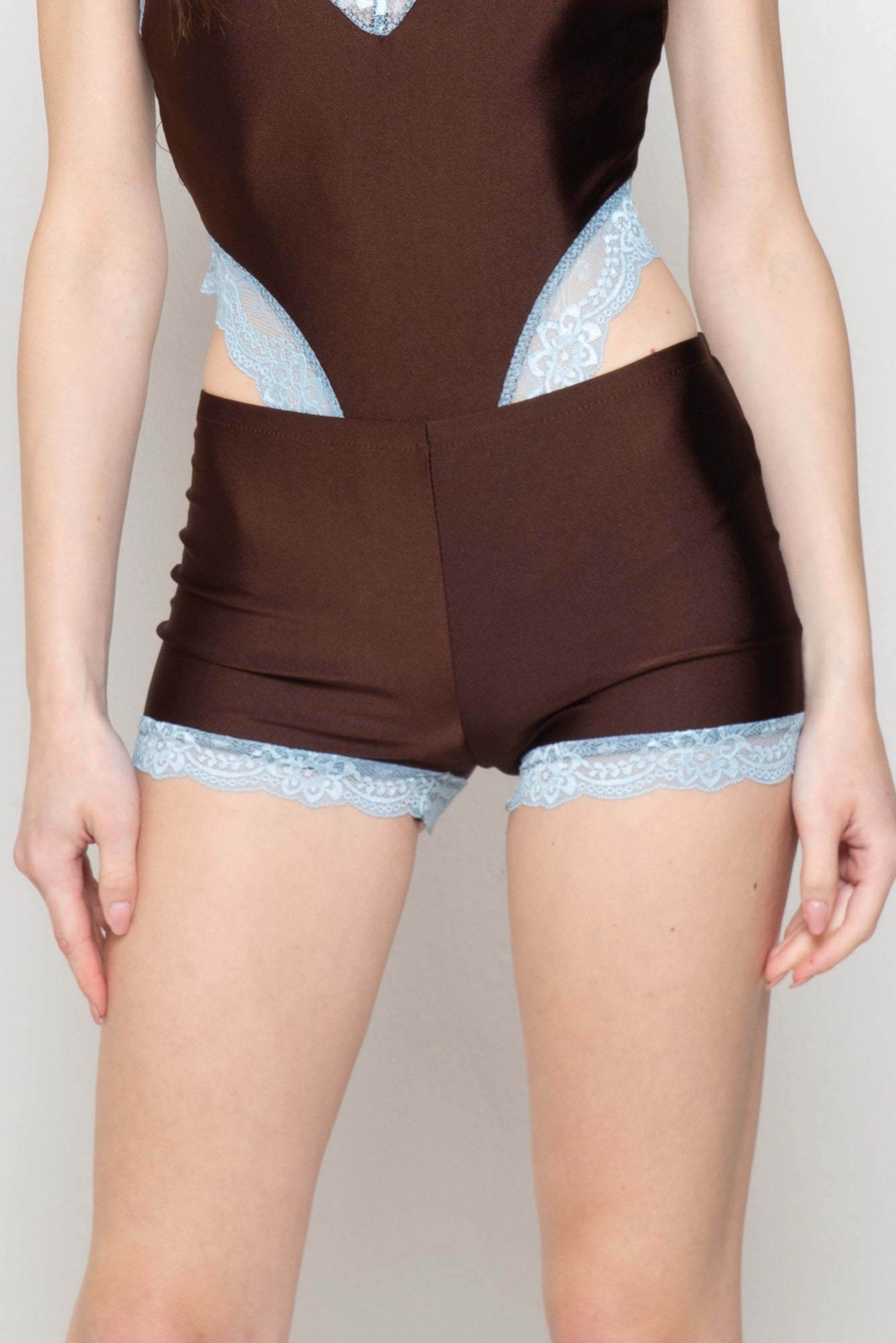 Shorts Aderenti con Dettagli in Pizzo