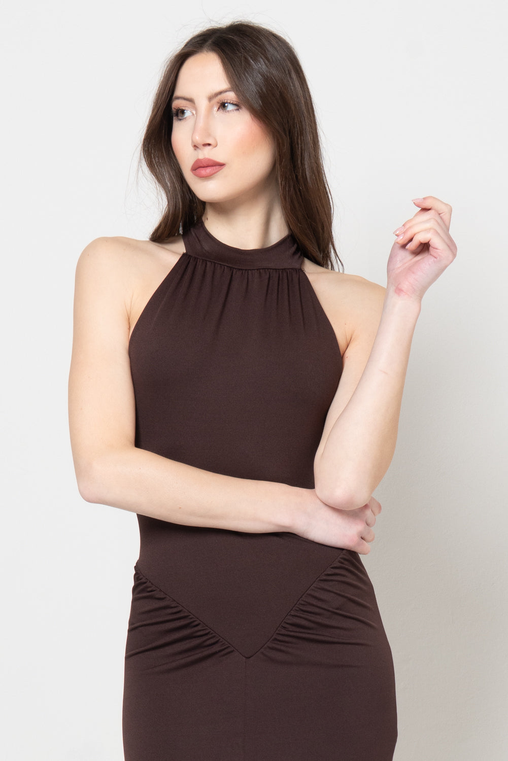 Abito Lungo Marrone con Scollo all'Americana e Arricciatura
