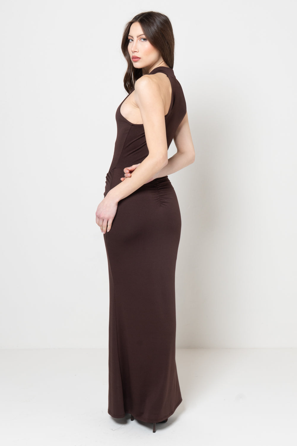 Abito Lungo Marrone con Scollo all'Americana e Arricciatura