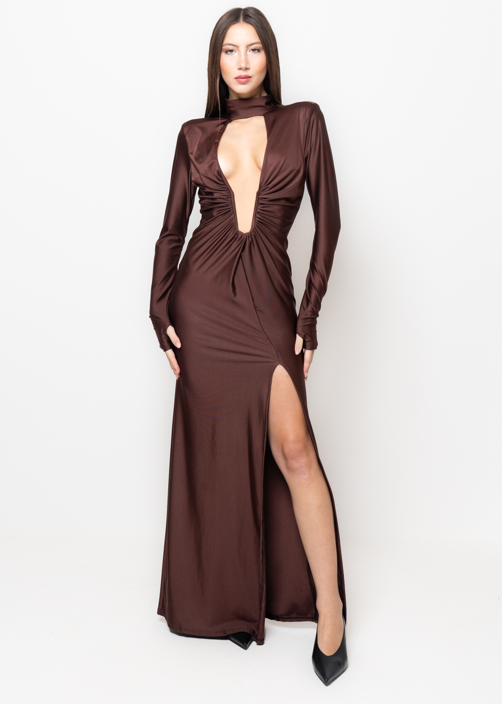 Abito cioccolato con scollo profondo e slit frontale